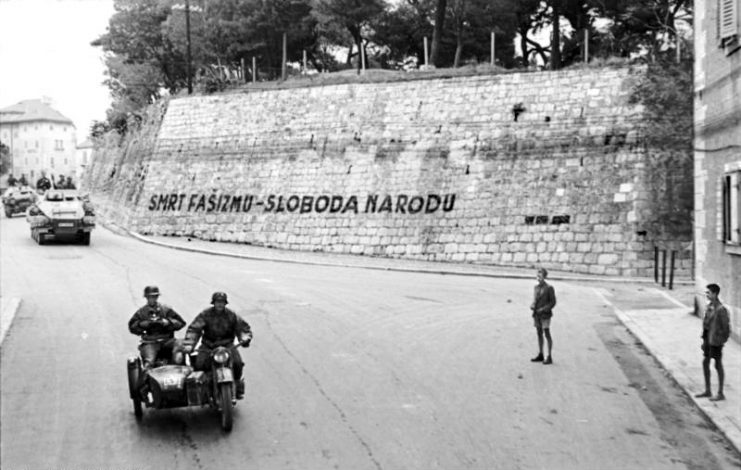 Death to Fascism written on a wall in Split, September 1943. By Bundesarchiv Bild CC-BY-SA 3.0