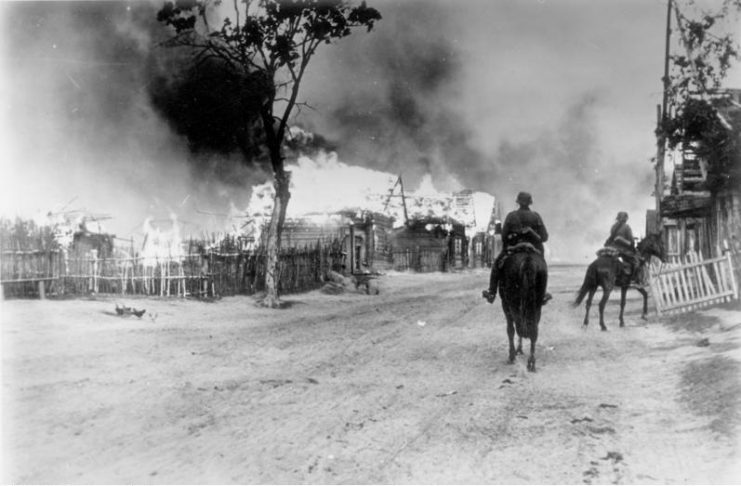German soldiers on horseback in a burning village near Mogilev at the Dnieper. The Red Army has been driven out by German artillery fire.Photo: Bundesarchiv, Bild 101I-137-1032-14A / Kessler, Rudolf / CC-BY-SA 3.0