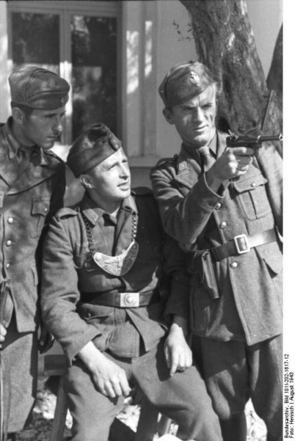 Albania, field policeman with Italian soldiers holding a Luger PO8. By Federal Archives CC-BY-SA 3.0