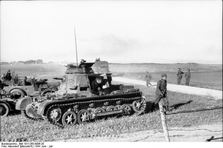 A Befehlspanzer Panther standing in a field. By Bundesarchiv Bild CC-BY-SA 3.0