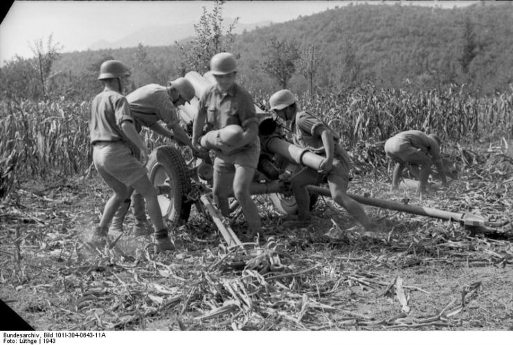 Loading a 15 cm NbW 41 in Italy. By Bundesarchiv Bild CC-BY-SA 3.0