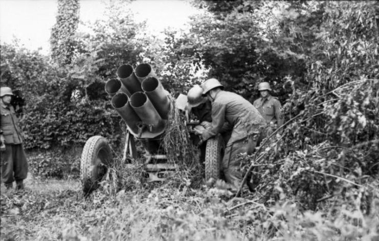 Nebelwerfer 41 in France. By Bundesarchiv Bild CC-BY-SA 3.0