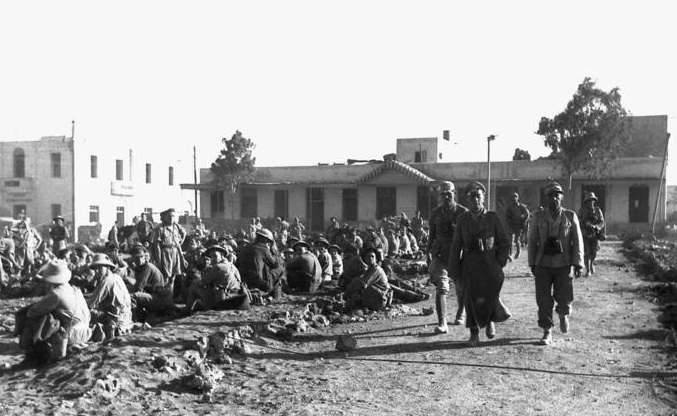 Rommel walks past Allied prisoners taken at Tobruk, 1942. By Bundesarchiv Bild CC-BY-SA 3.0