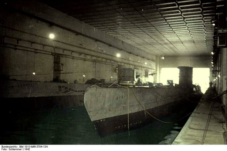 German U boat in a U boat bunker. By jeden inny autor CC BY-SA 4.0