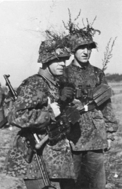 Waffen SS camouflaged uniforms Photo by Bundesarchiv, Bild 101III-Weyer-036-28A / Weyer / CC-BY-SA 3.0