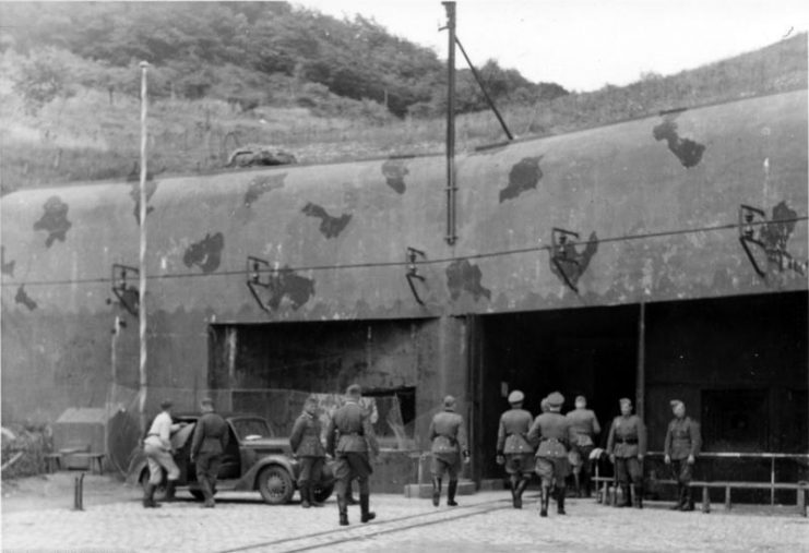 German officers entering the ammunition entry at Ouvrage Hackenberg. Photo: Bundesarchiv, Bild 121-0363 / CC-BY-SA 3.0