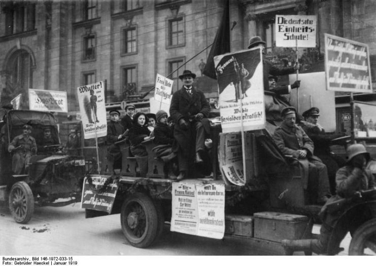 SPD activists calling for the National Assembly elections in 1919. By Bundesarchiv Bild CC BY SA 3.0