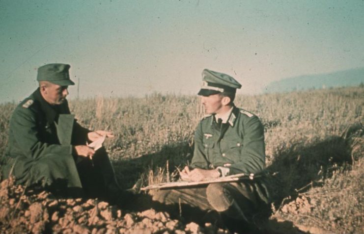 Situation briefing near Stalingrad between a German company commander and a platoon leader. By Bundesarchiv Bild CC-BY-SA 3.0