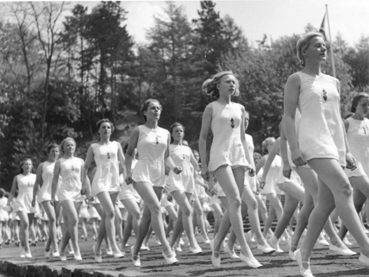 BDM, gymnastics performance,1941.  By Bundesarchiv Bild CC-BY-SA 3.0