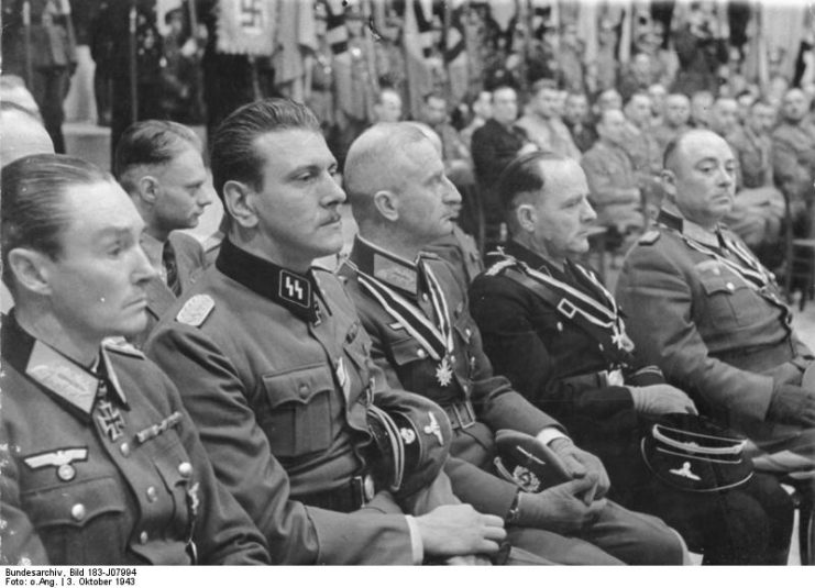 Skorzeny (2nd from left), 3 October 1943. By Bundesarchiv Bild CC-BY-SA 3.0
