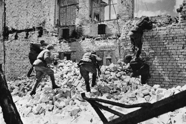 Soviet assault troops in the battle.  By Bundesarchiv Bild CC-BY-SA 3.0