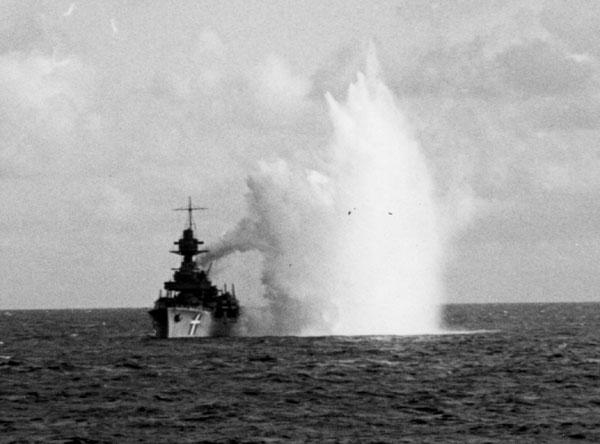 Dannish coastal defence ship Niels Iuel trying to escape to Swedish waters, but attacked by German fighter planes on 29 August 1943