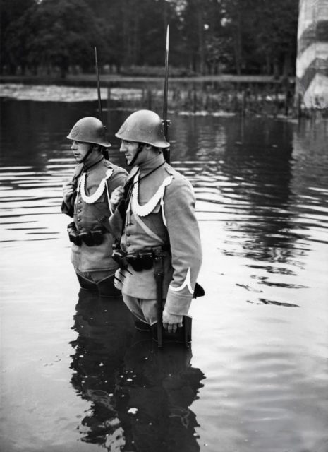 Dutch soldiers guard the border with Germany shortly after mobilization, 1939.