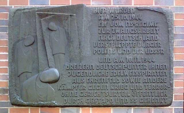Memorial for the Cologne victims on Schönstein Str, depicting the hanging of the pirates By Dstern CC BY-SA 3.0