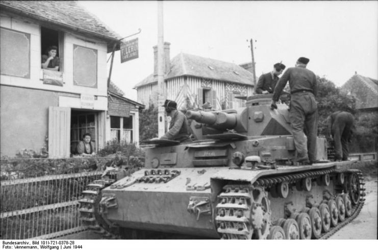 France, Panzer IV moving trough a village.Bundesarchiv, Bild 101I-721-0378-28 Vennemann, Wolfgang CC-BY-SA 3.0