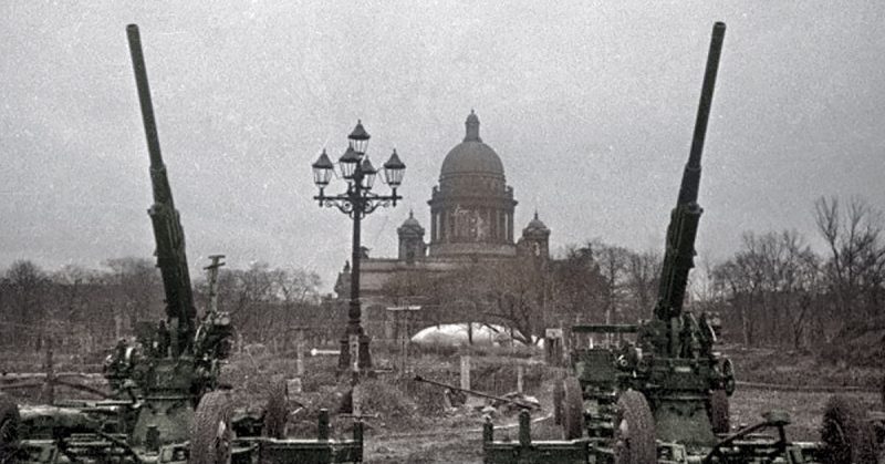 Antiaircraft guns guarding the sky of Leningrad, in front of St. Isaac's Cathedral. By RIA Novosti archive CC BY-SA 3.0
