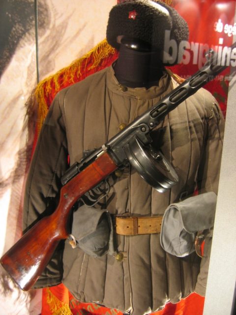 Soviet army uniform (1939-1945) with PPSh-41 submachinegun. By UrbanCC BY-SA 3.0