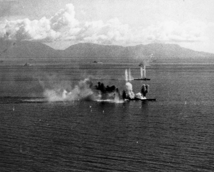 Musashi under attack by American carrier aircraft during the Battle of Leyte Gulf.