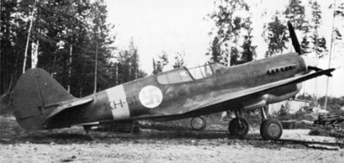The only Finnish Warhawk in 1944. This aircraft was a former Soviet P-40M (known as Silver 23).