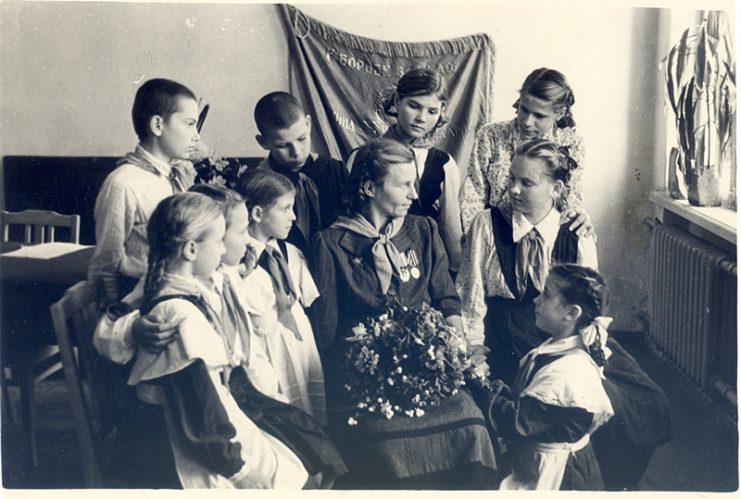 Zinaida Tusnolobova-Marchenko with Soviet “Pioneers” after the war.