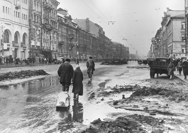 Leningradians on Nevsky avenue during the siege. By RIA Novosti archive CC BY-SA 3.0