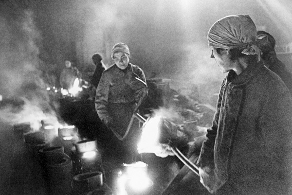Women casting metal in besieged Leningrad. By RIA Novosti archive CC BY-SA 3.0