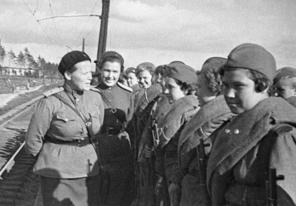 Head of the Central Sniper School’s political department talks to girls leaving for the front. By RIA Novosti archive CC BY-SA 3.0