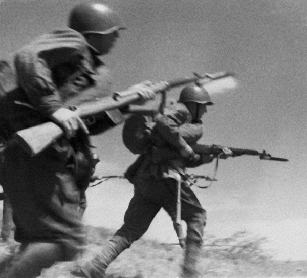 The Great Patriotic War: Red Army men attacking. 1941 with there SVT-40s. By RIA Novosti archive, image #613474 / Alpert / CC-BY-SA 3.0