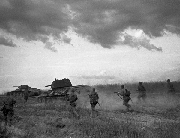 Soviet soldiers on the move. By RIA Novosti archive CC BY-SA 3.0