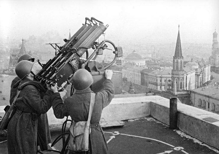 “Defense of Moscow.” Anti-aircraft gunners on the roof of Moscow’s central Hotel “Moskva”.