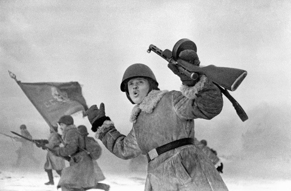 Defenders of Leningrad : Great Patriotic War soldiers in attack.  By RIA Novosti archive CC BY-SA 3.0