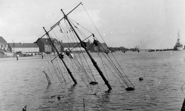 Sælen and Nordkaperen sunken by their own crews at Holmen, 29 August 1943