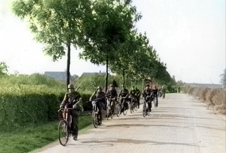 SS troops advancing on bicycles.Photo: Bundesarchiv, Bild 183-S73823 / CC-BY-SA 3.0