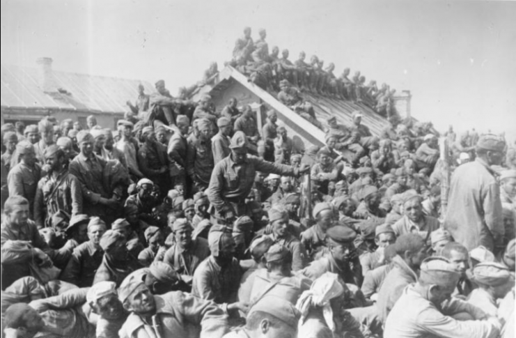 The quantities of Soviet prisoners in a transit camp near Smolensk are unmistakable. Approximately 16,000 prisoners are in this camp and every day there are new arrivals from the big cauldron at Smolensk.Photo: Bundesarchiv, Bild 183-L28726 / Markwardt / CC-BY-SA 3.0