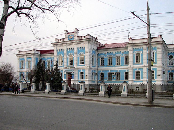 This is where Lenin was kept during WWII. The area used to be cleaned (street sweeping) by Joseph Stalin. By Беляев Александр CC BY-SA 3.0