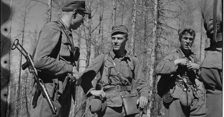 Three officers having a discussion prior to a counter-attack with a PPS 43