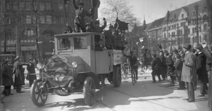 “The election campaign for the upcoming big Reichstag election on September 14!” A propaganda car of the Reichsbanner advertises in the streets of Berlin (August 1930). By Federal Archives CC-BY-SA 3.0