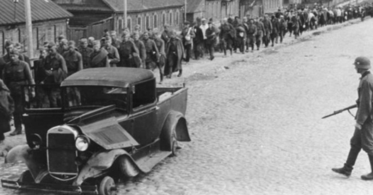 The Barbarossa operation. In the first days of war  very large number of prisoners yielded to the Wehrmacht. Soviet soldiers shown captured in Minsk. By Bundesarchiv Bild CC-BY-SA 3.0