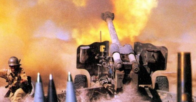 Iranian troops fire 152 mm D-20 howitzer during the Iran-Iraq war