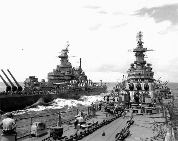 USS Missouri (BB-63) (left) transferring personnel to USS Iowa (BB-61), while operating off Japan on 20 August 1945.