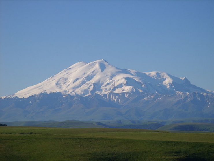 View to Elbrus from pass Gumbashi with, Karachay-Cherkessia, Karachayevsky District, near Vеrkhnyaya Mara village.Photo LxAndrew CC BY-SA 3.0