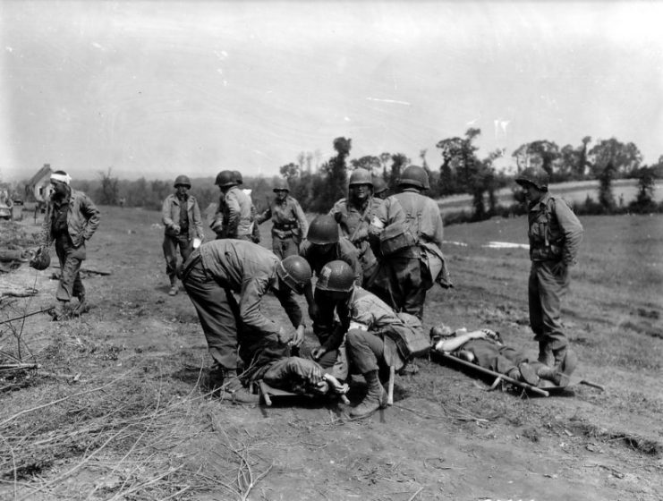 American nurses treat wounded on the stretchers, placed in the countryside, 1944. Photo: PhotosNormandie CC BY-SA 2.0