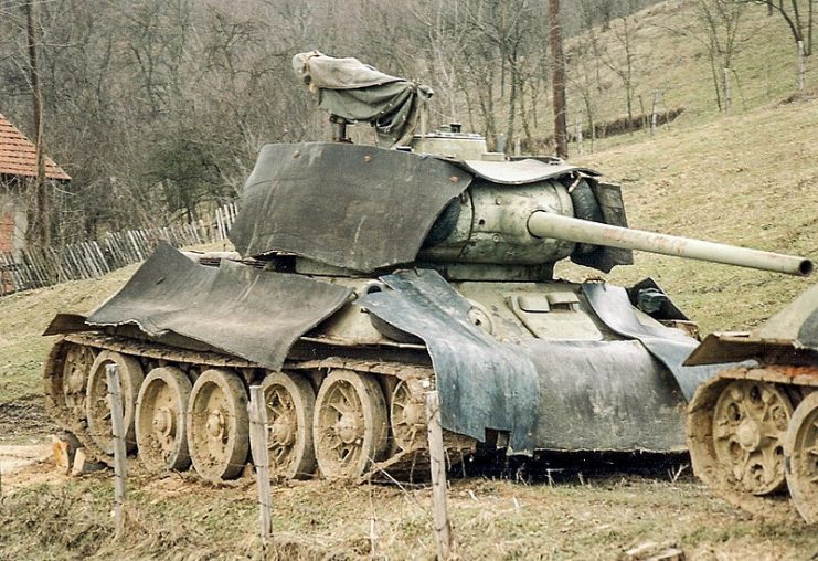 A Bosnian Serb Army T-34-85, with rubber matting added in an attempt to hide its thermal signature, near Doboj in early 1996.Photo: Paalso CC BY-SA 3.0