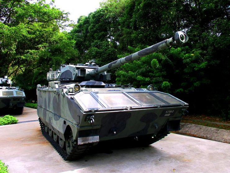 Amphibious AMX-10PAC with 90mm CS “Super” 90 GIAT F4 gun.Photo: Katangais CC BY 2.5