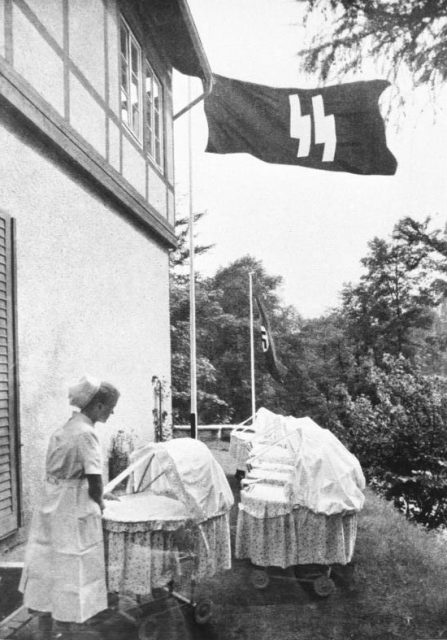 A Nurse in Lebensborn birth house.Photo: Bundesarchiv, Bild 146-1973-010-11 / CC-BY-SA 3.0