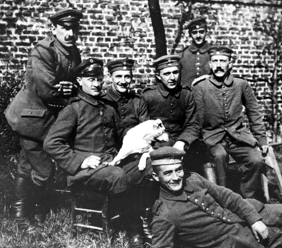 Hitler (far right, seated) with his army comrades of the Bavarian Reserve Infantry Regiment 16 (c. 1914–18). Photo: Bundesarchiv, Bild 146-1974-082-44 / CC-BY-SA 3.0