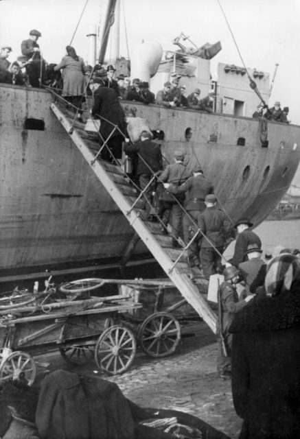 Evacuation at Ventspils (Windau), Courland Pocker, 19 October 1944. Photo: Bundesarchiv, Bild 183-1985-0531-500 / CC-BY-SA 3.0