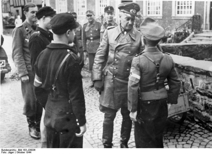 Walter Model in conversation with Hitler Youth, October 1944.Photo: Bundesarchiv, Bild 183-J28036 / CC-BY-SA 3.0