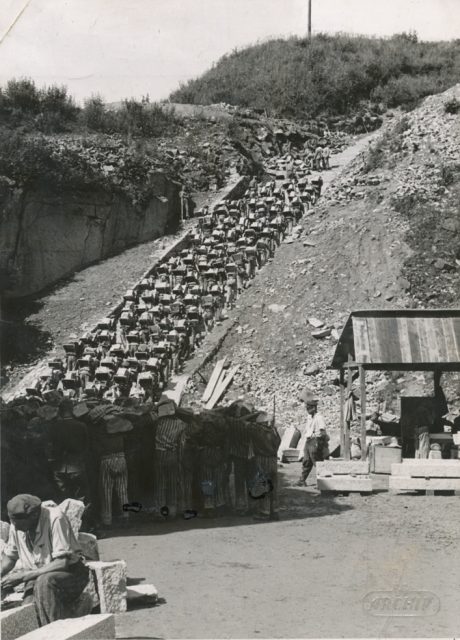 “Stairs of Death” – Prisoners forced to carry a granite block up 186 steps to the top of the quarry. Bundesarchiv, Bild 192-269 / CC-BY-SA 3.0.