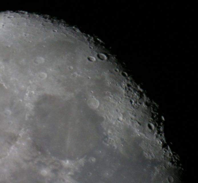 Photo taken with Nikon Coolpix P5000 put in afocal behind a telescope “Celestron C8” of 2000 mm focal distance equipped with an eyepiece of 40 mm focal distance. Photo: Thomas Bresson – Lune / CC BY 2.0